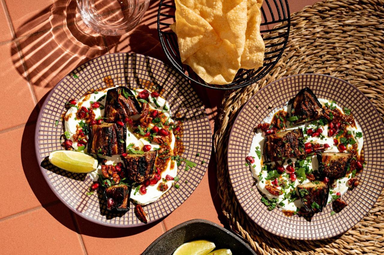 Verno House Budapest, Vignette Collection By Ihg Exteriör bild Baba Ghanoush