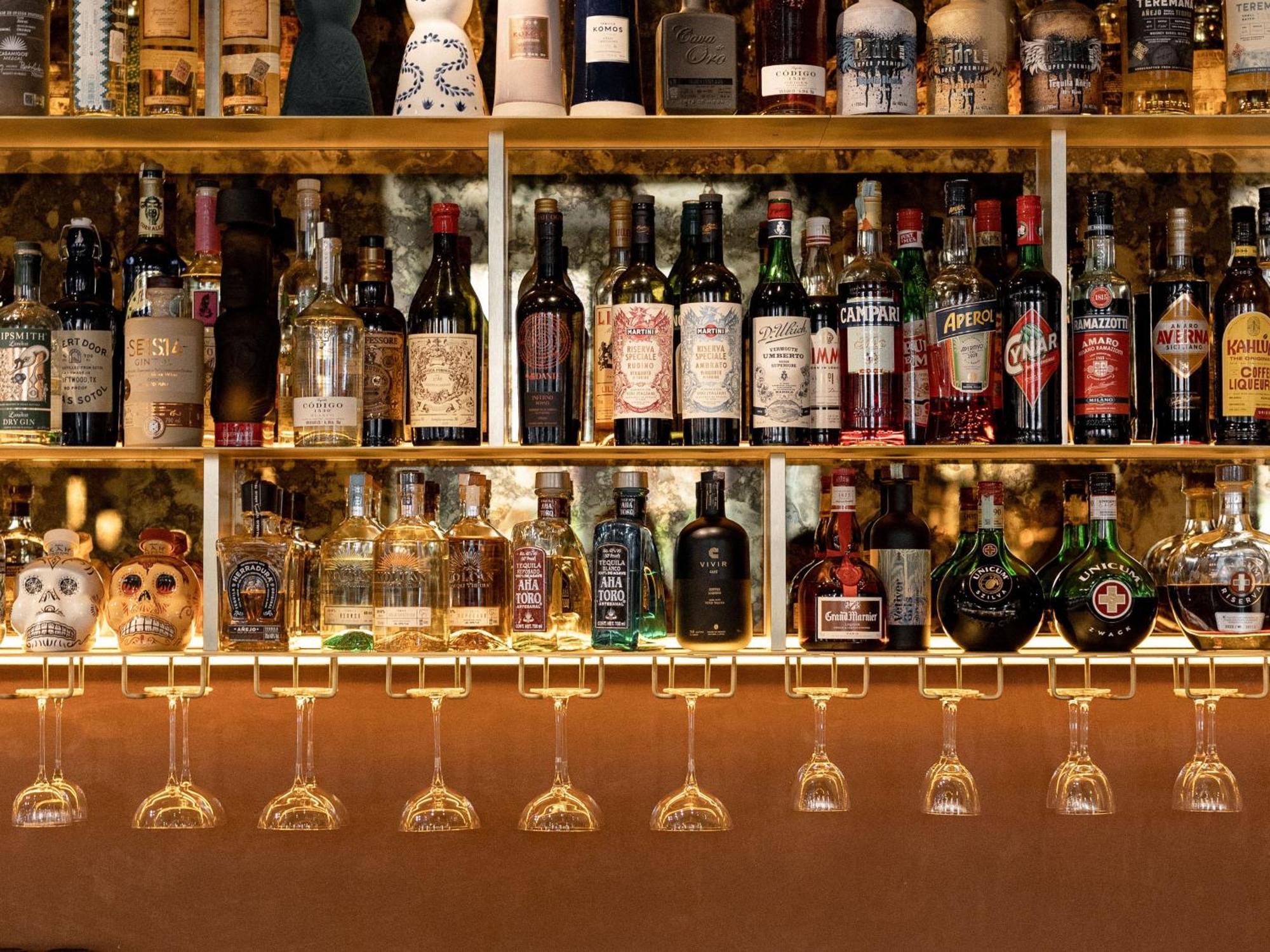 Verno House Budapest, Vignette Collection By Ihg Exteriör bild A selection of spirits